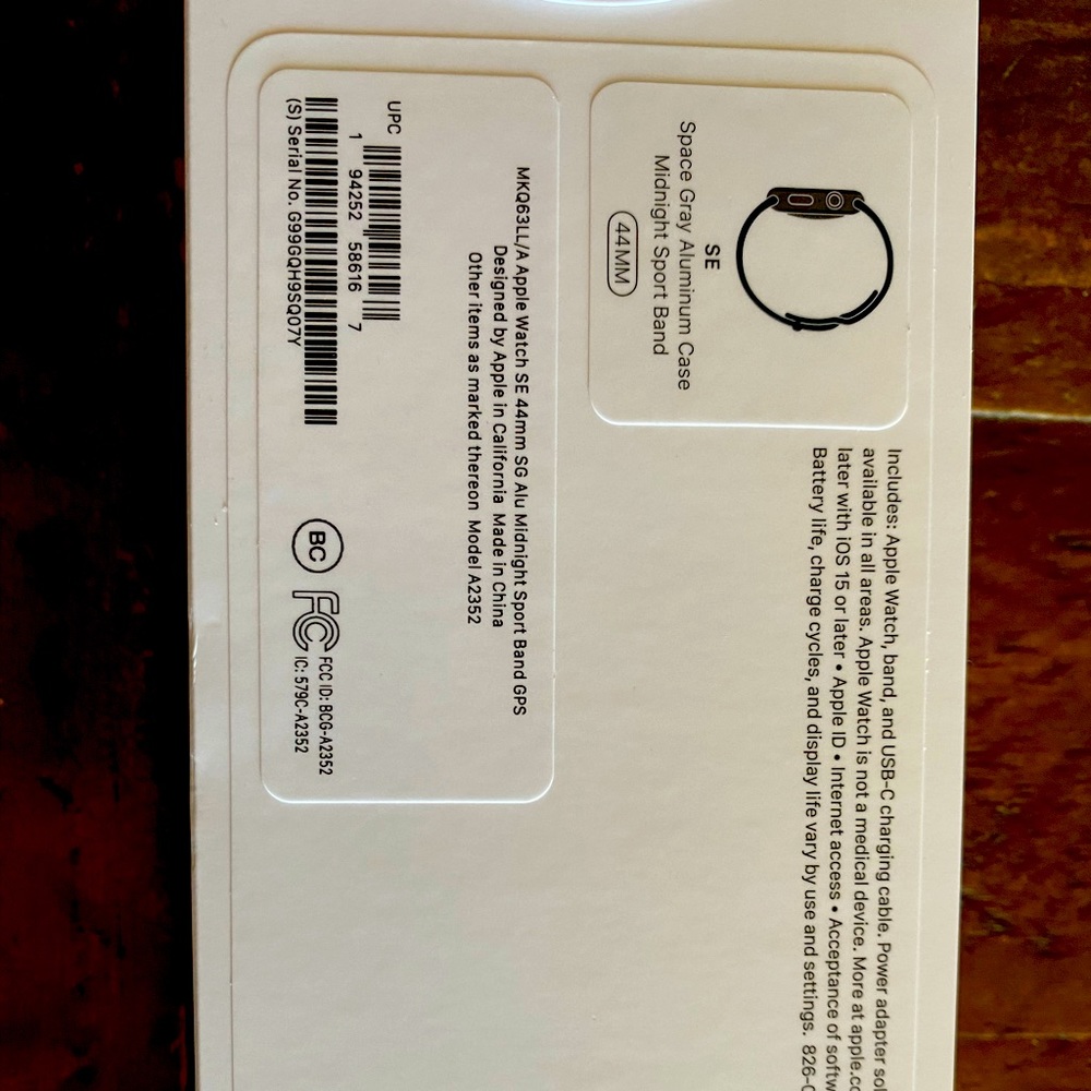 Apple Watch SE 44mm with Midnight sport band